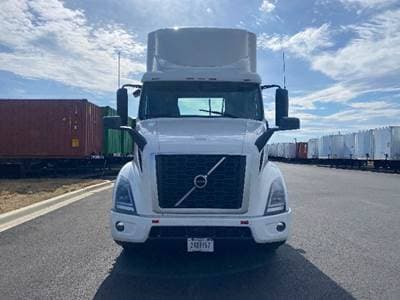 2020 Volvo VNR image 2