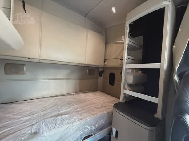 2021 Kenworth T680 image 10