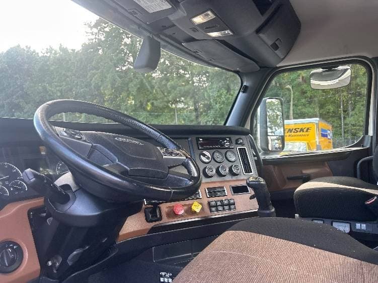 2019 Freightliner Cascadia 126 Day Cab Truck - 455HP, 10 Speed Manual image 10