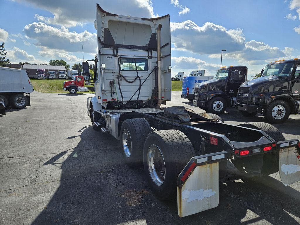 2019 Volvo VNR image 3