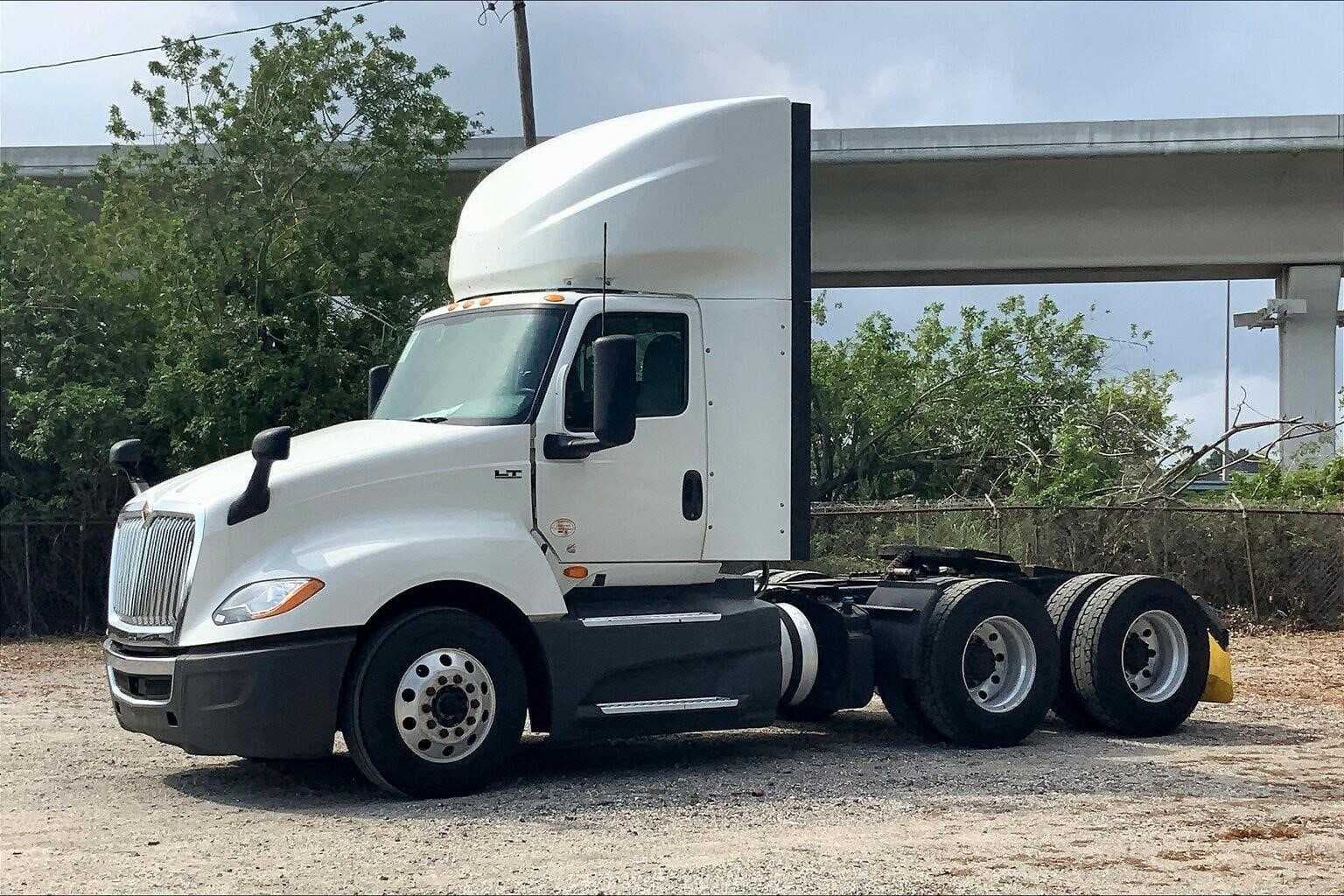 2021 International LT625 image 2