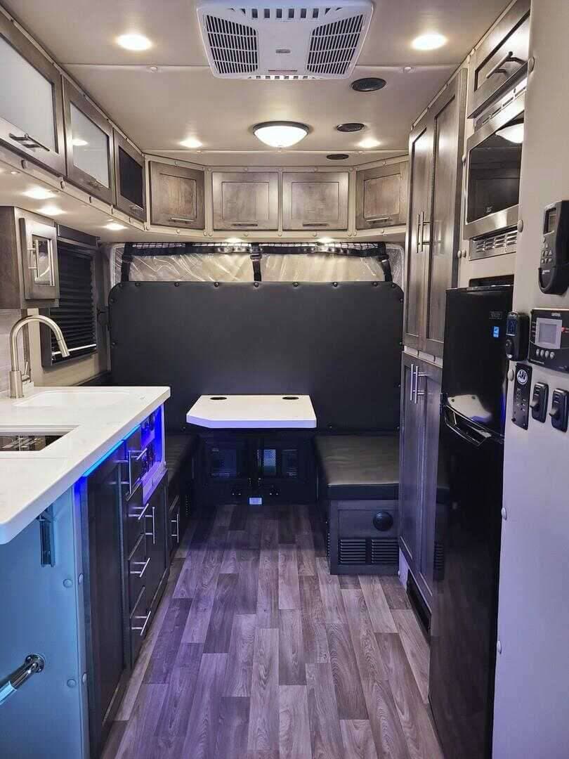 2025 Peterbilt 589 image 12