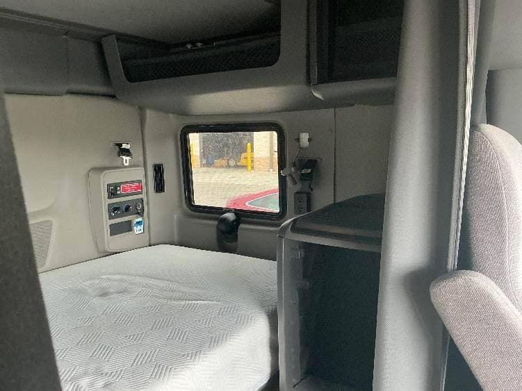 2023 International LT625 Sleeper Semi Truck - 73" Integral Sleeper, Cummins 450HP, 12 Speed Automatic image 6
