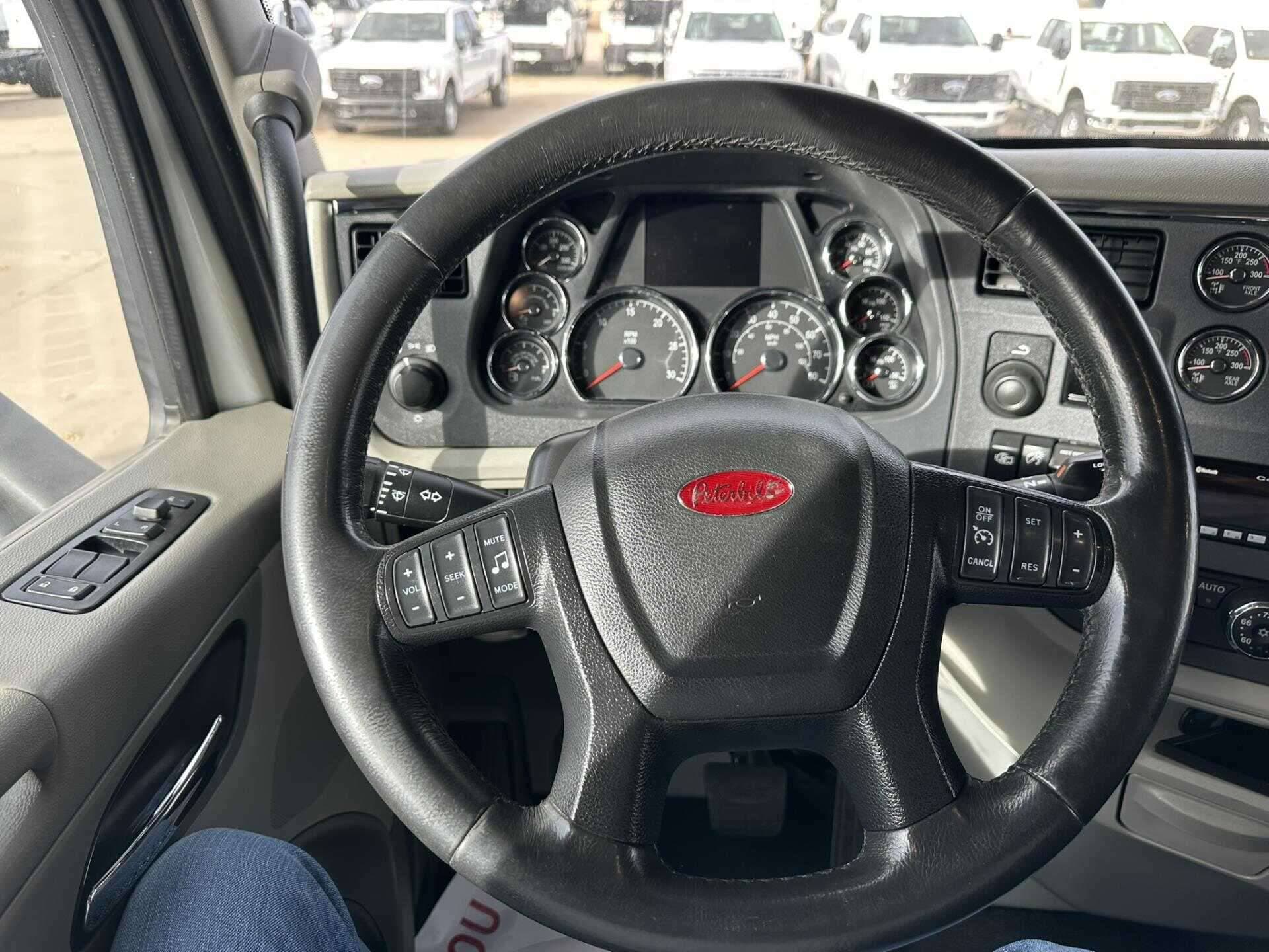 2021 Peterbilt 579 image 4