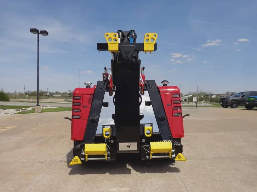 2025 Peterbilt 589 image 1