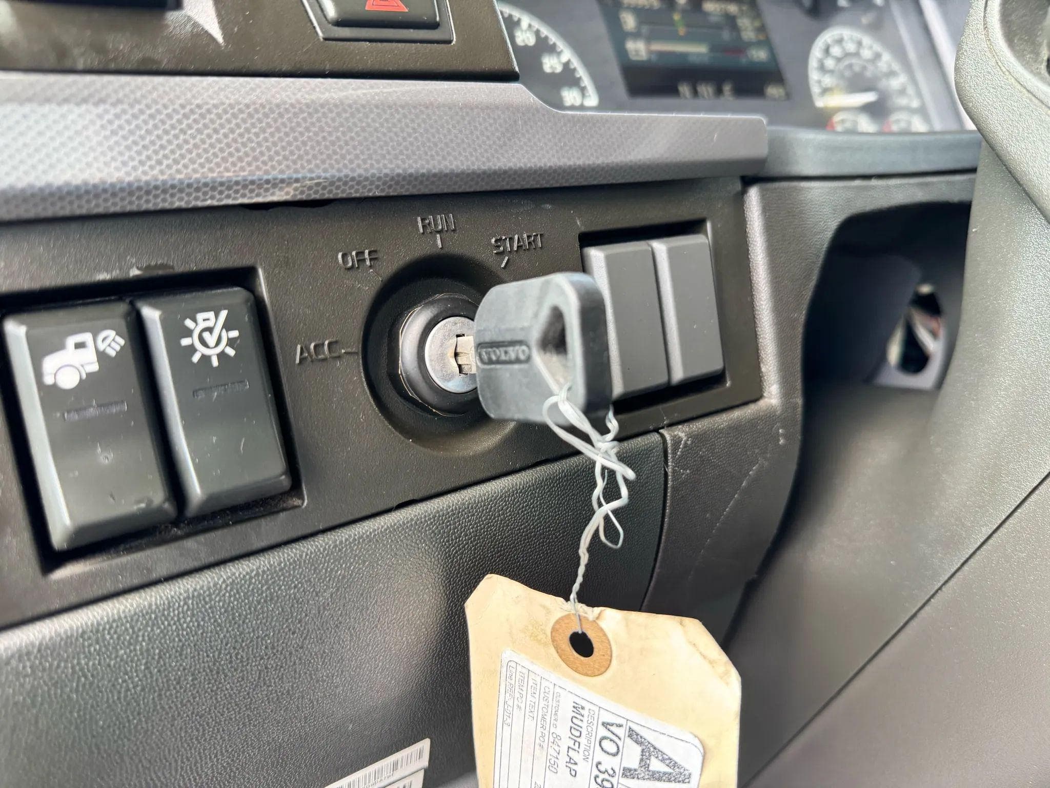 2021 Volvo VNL image 36