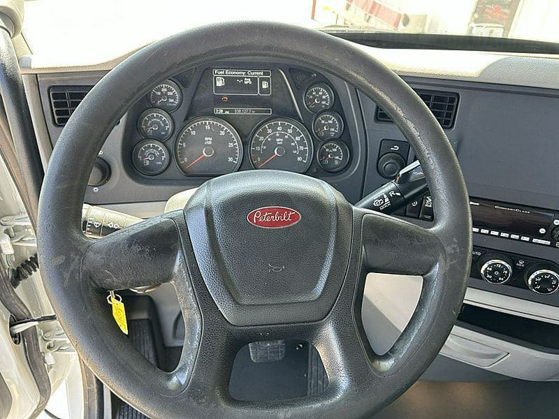 2021 Peterbilt 579 image 7