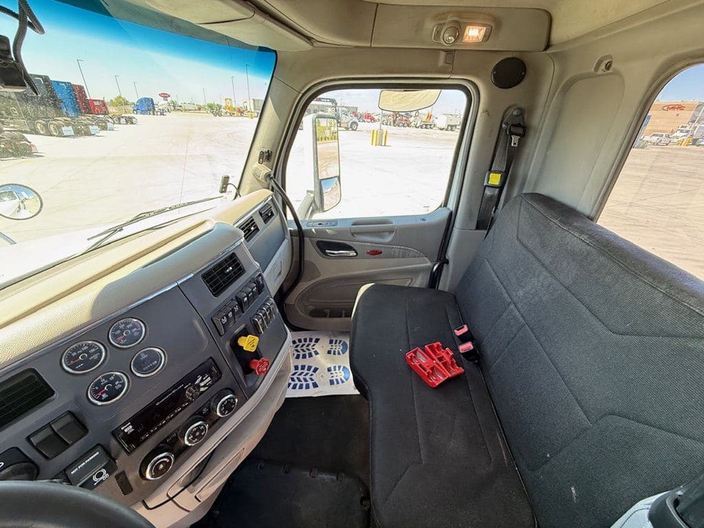 Used 2020 PETERBILT 567 image 14