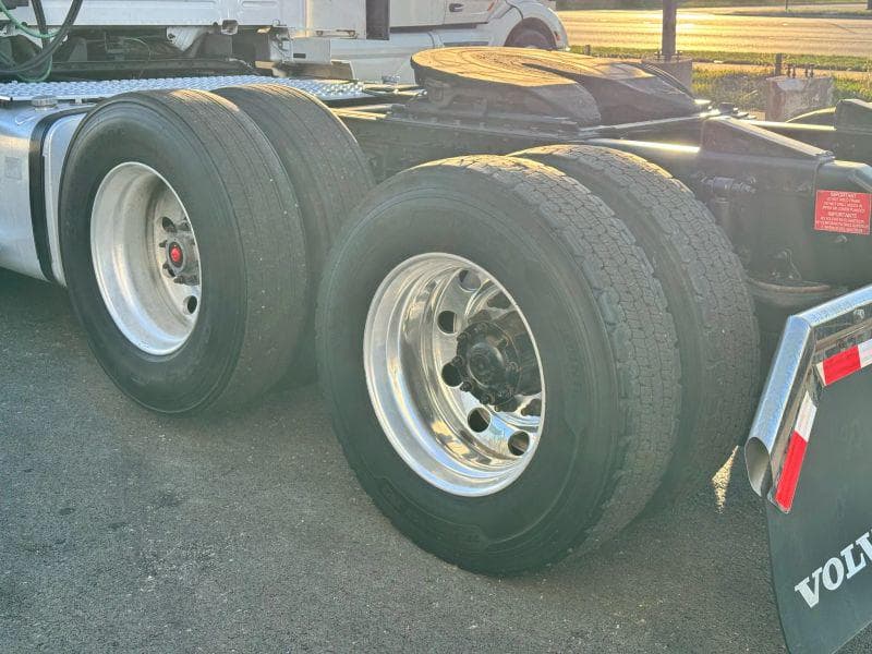 2020 Volvo VNL image 9