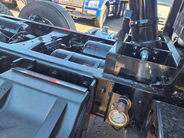 2025 Kenworth T880 image 15