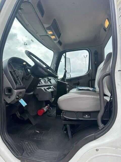 2018 Freightliner M2 image 3