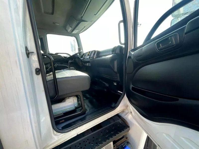 2016 Hino 268 image 18