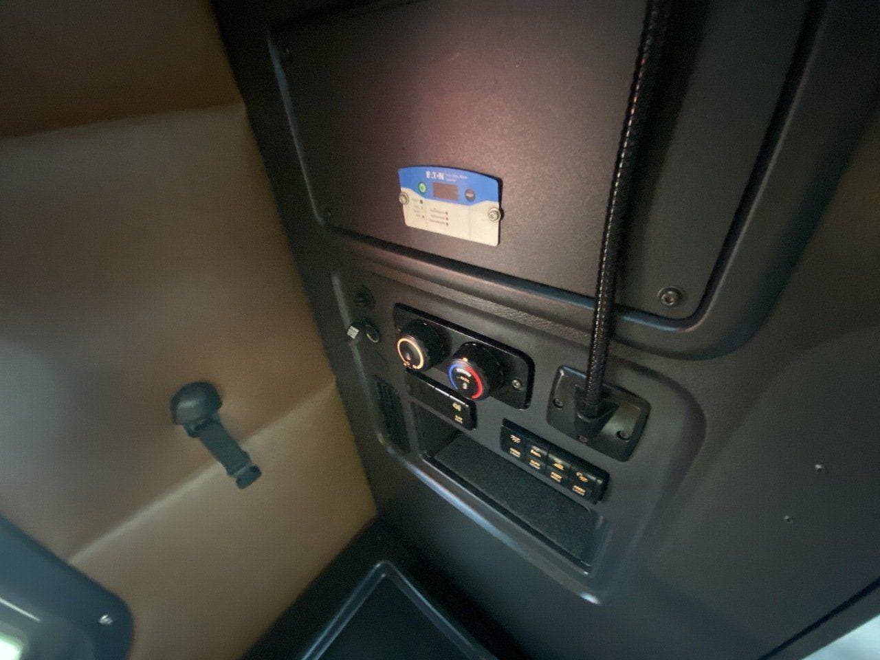 2021 FREIGHTLINER Cascadia CA126 Tandem Axle Sleeper image 17