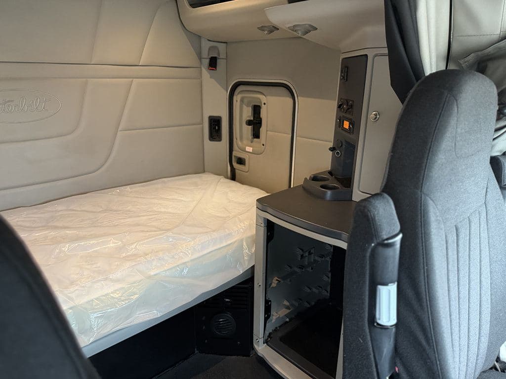 Used 2019 PETERBILT 579 image 23