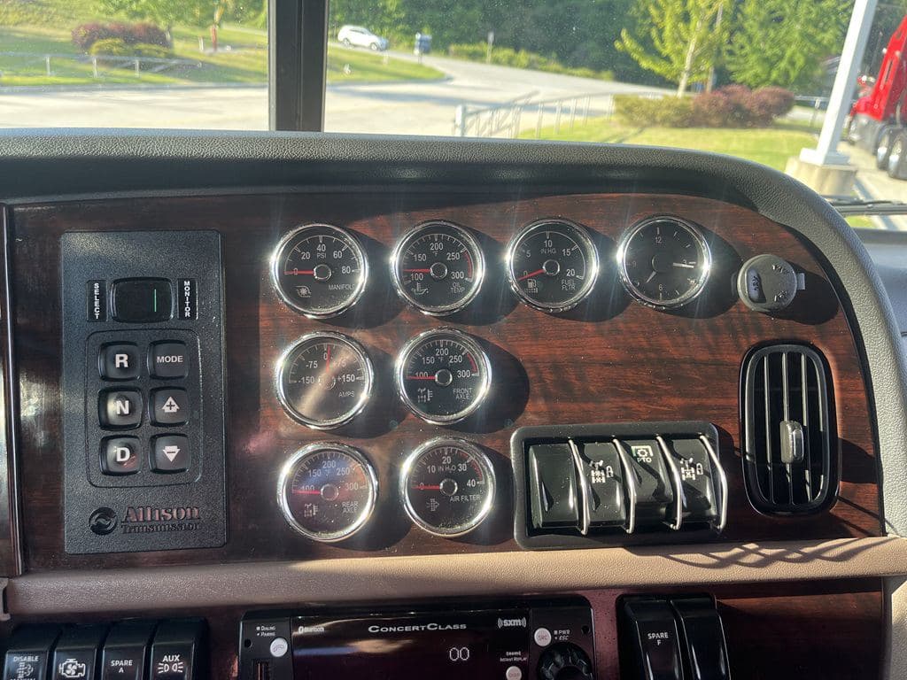 Used 2024 PETERBILT 389 image 16