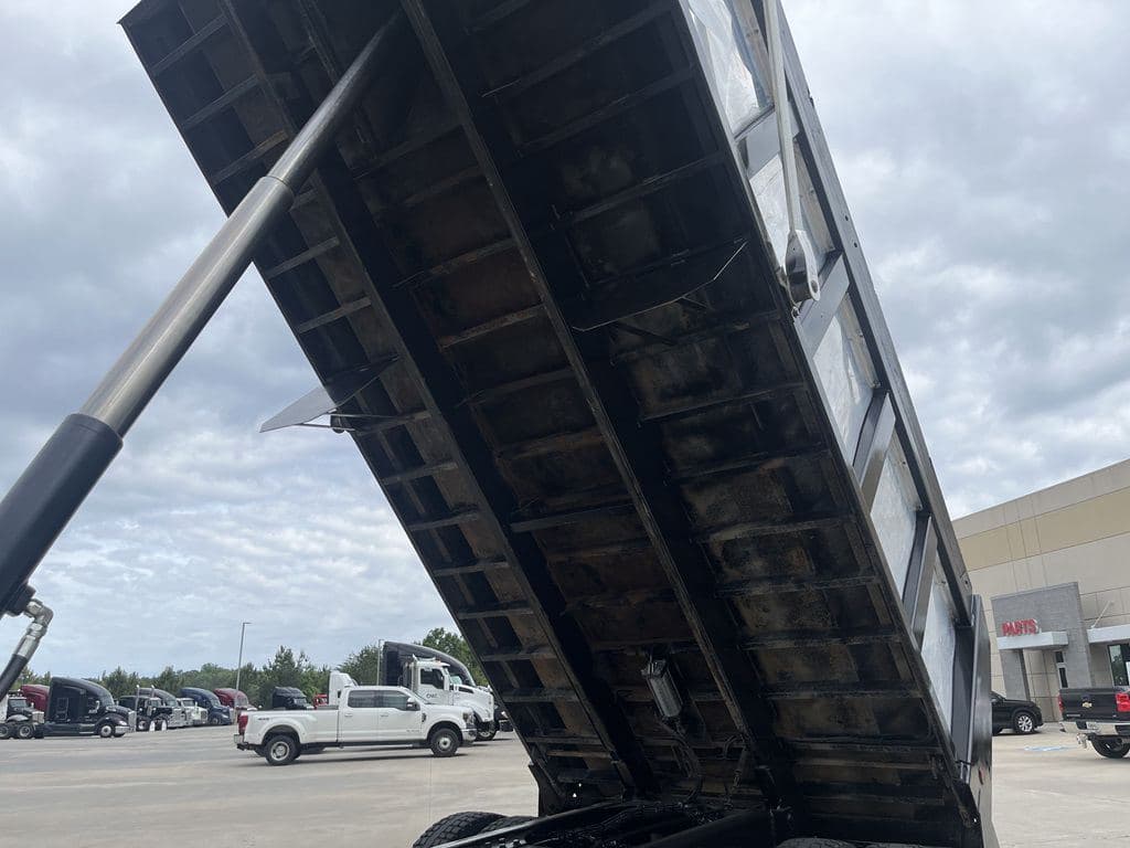 Used 2024 PETERBILT 389 image 16