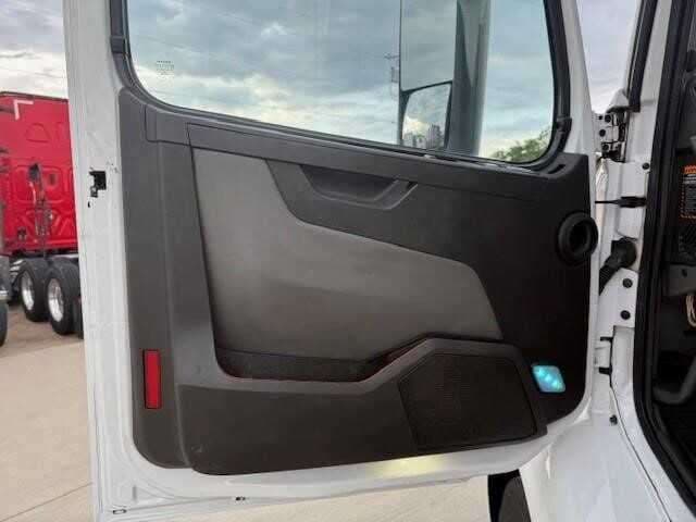 2020 Volvo VNR image 12