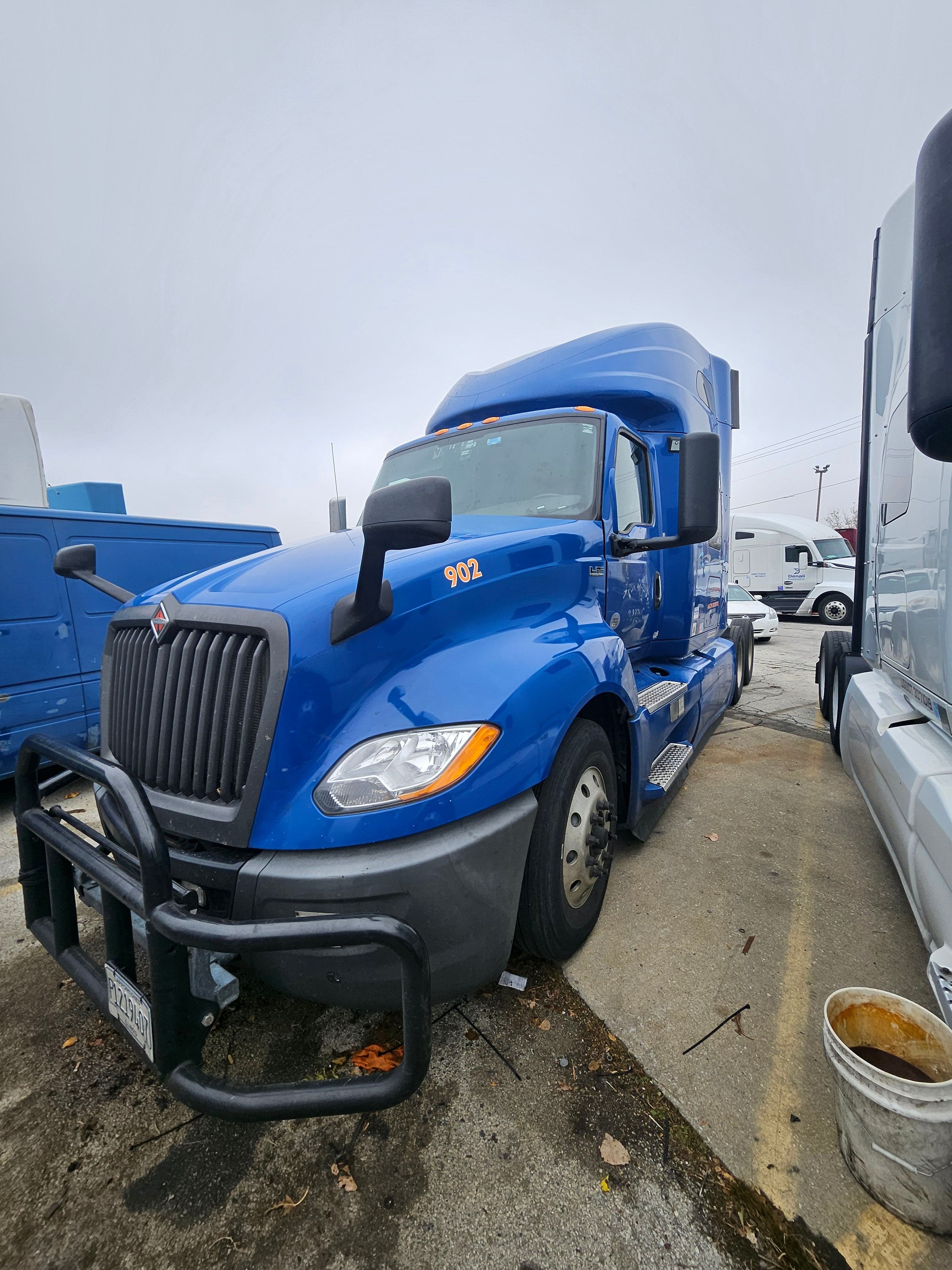 2020 International LT625 image 3