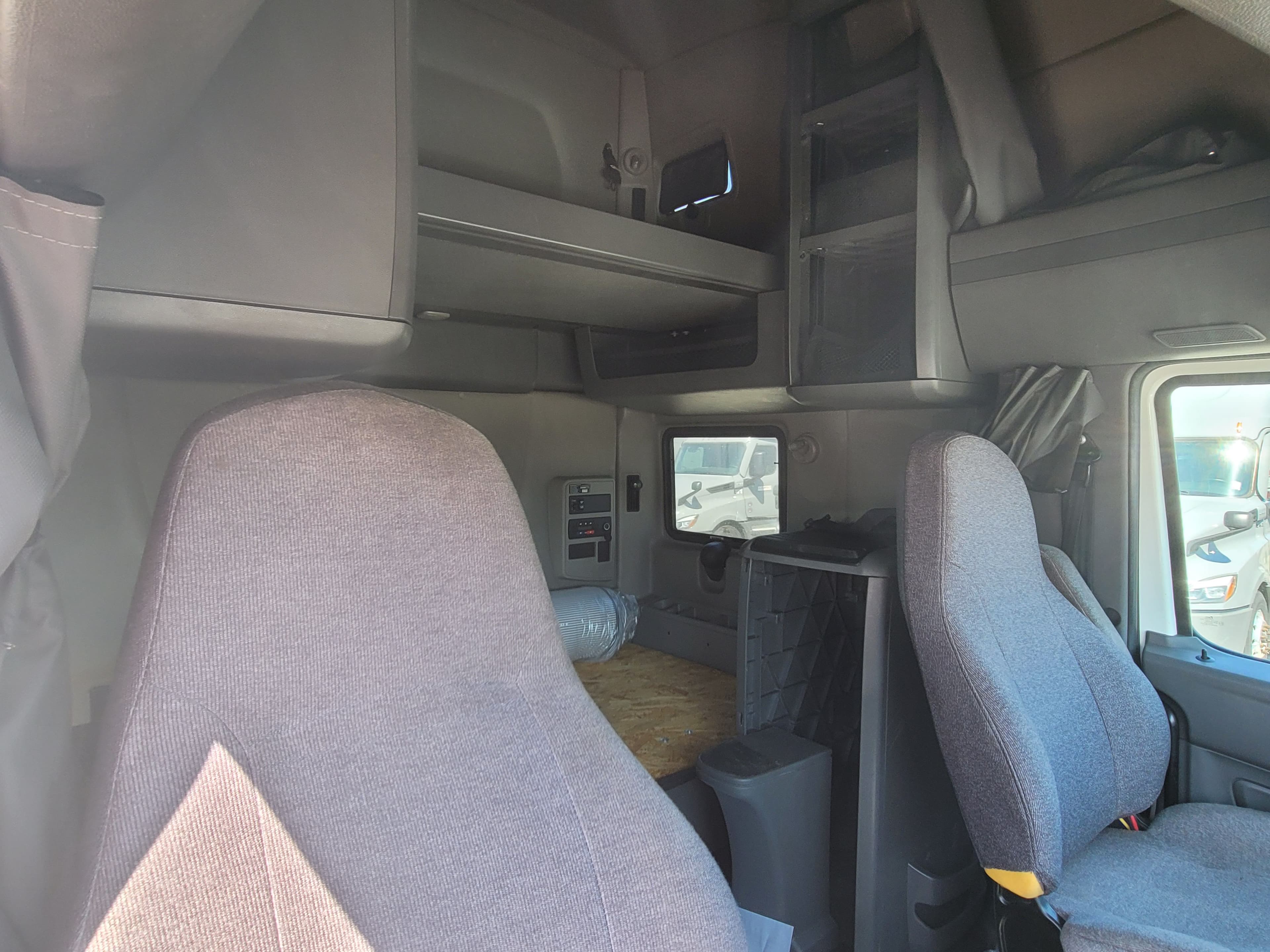 2022 International LT image 9