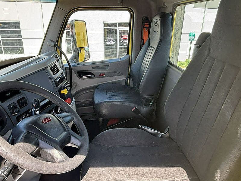 2021 Peterbilt 579 image 16