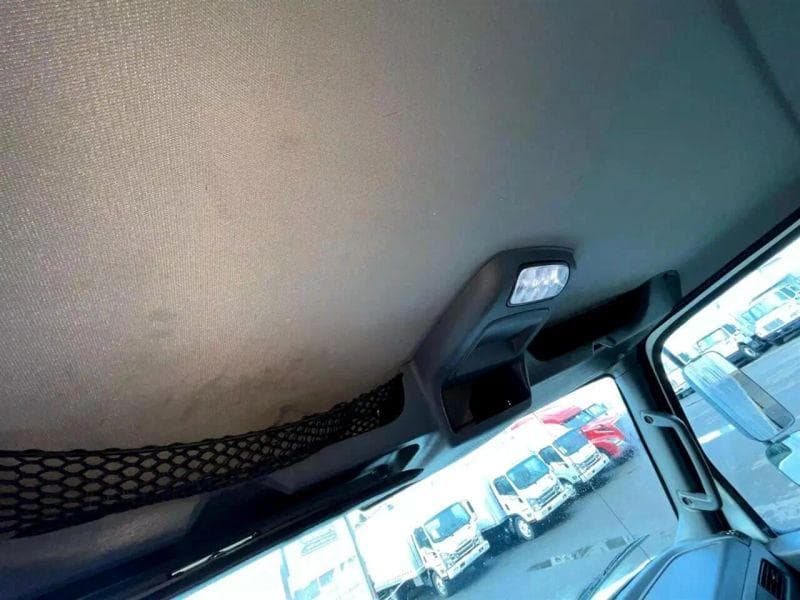 2015 Hino 268 image 13