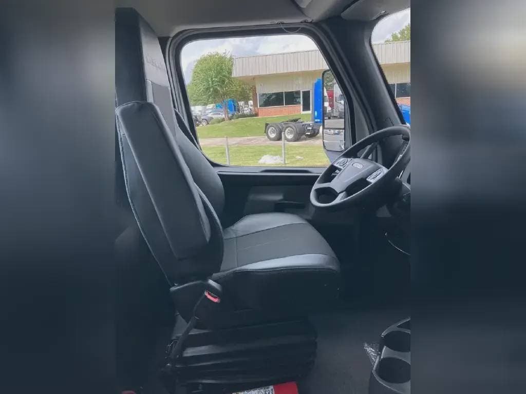 New 2025 FREIGHTLINER Conventional - Day Cab image 9