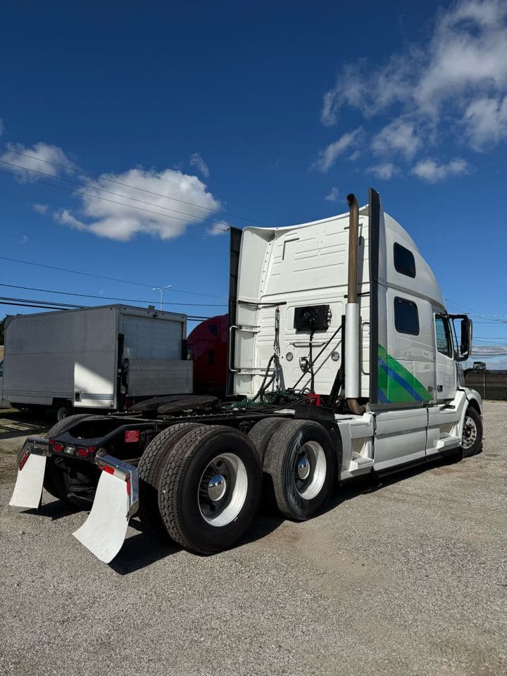 2017 Volvo VNL image 3