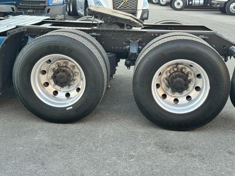 2020 Volvo VNL image 11