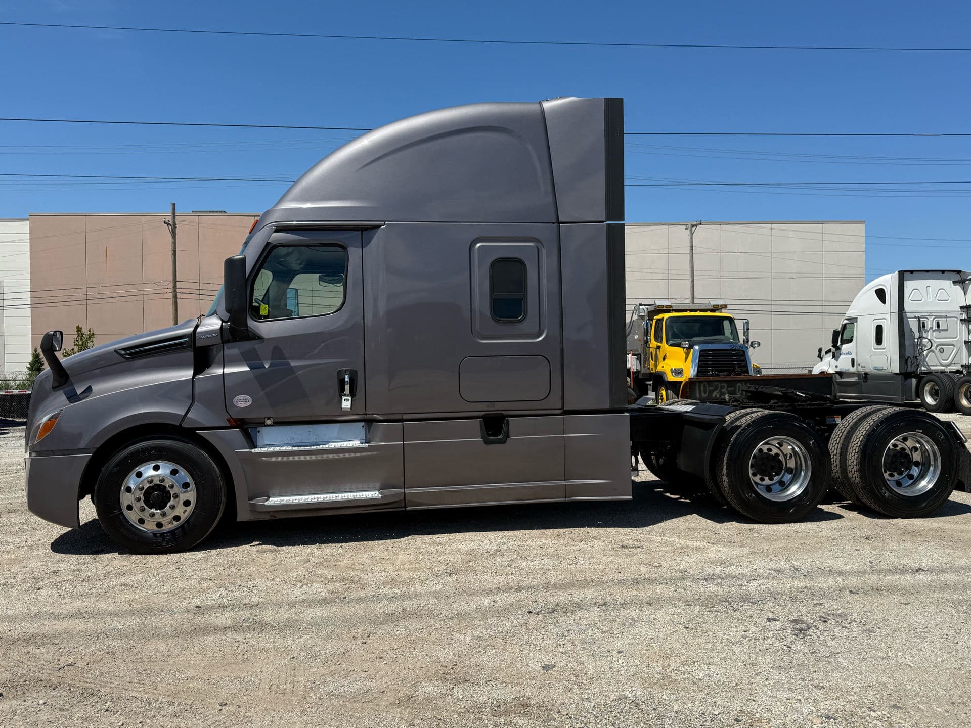 2023 Freightliner - 438k - 14k Hours! image 4