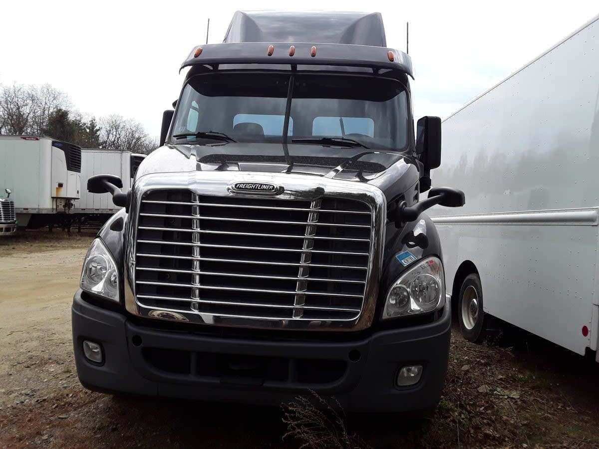 Used 2020 FREIGHTLINER Conventional - Day Cab - CASCADIA 113 For Sale image 3