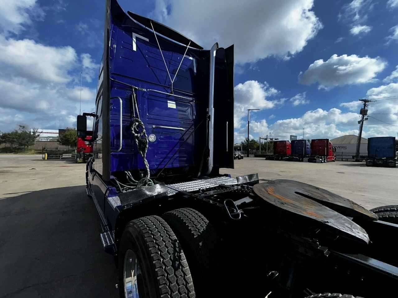 2022 Volvo VNL image 5