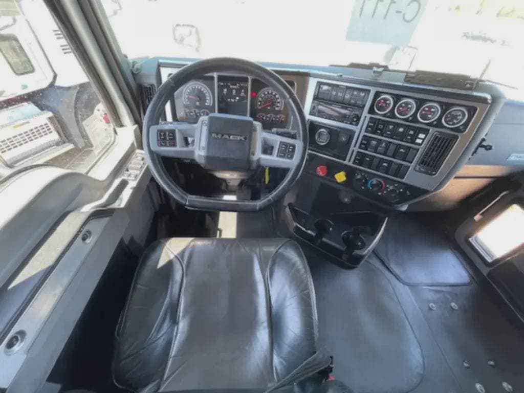 Used 2020 MACK Conventional - Sleeper Truck image 18