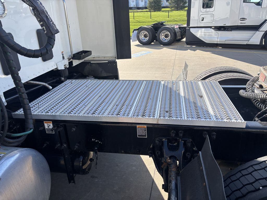Used 2024 PETERBILT 579 image 13