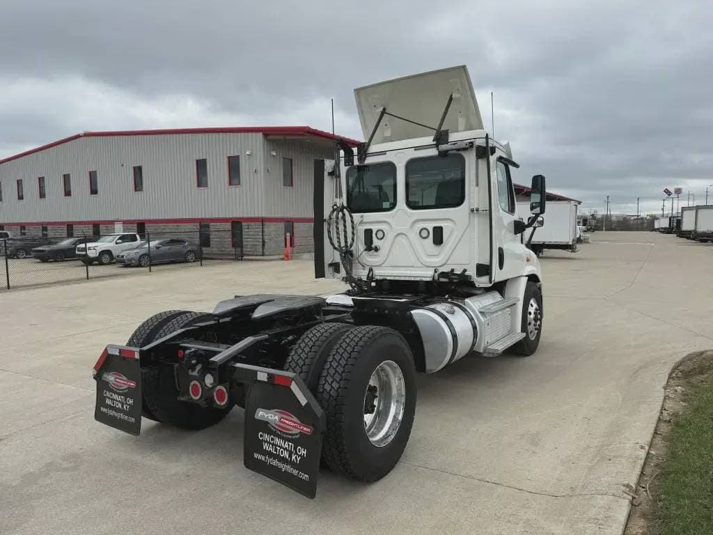 2017 Freightliner Cascadia 113 image 4