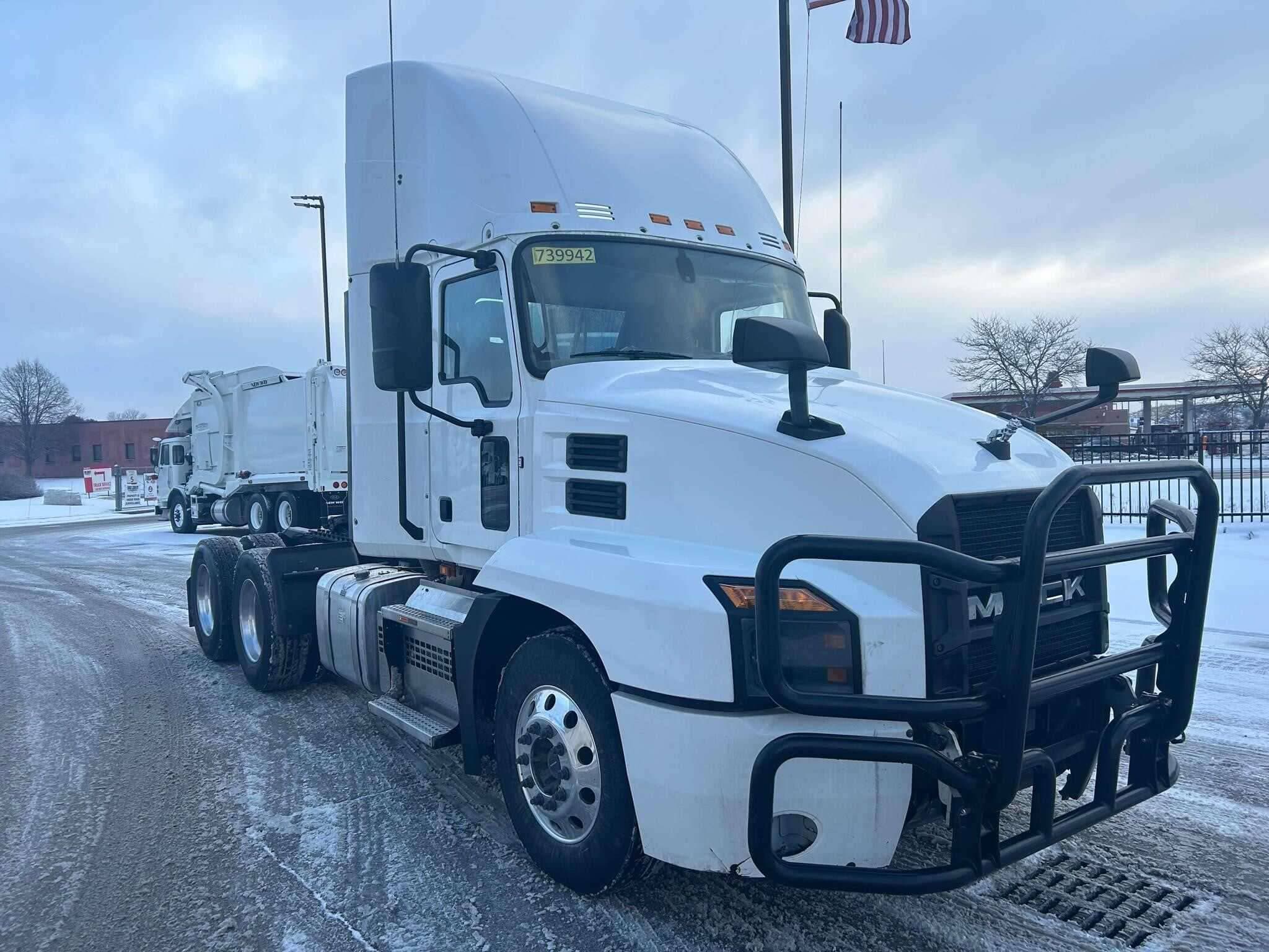 Used 2019 MACK ANTHEM Conventional - Day Cab in Oak Creek, WI image 3