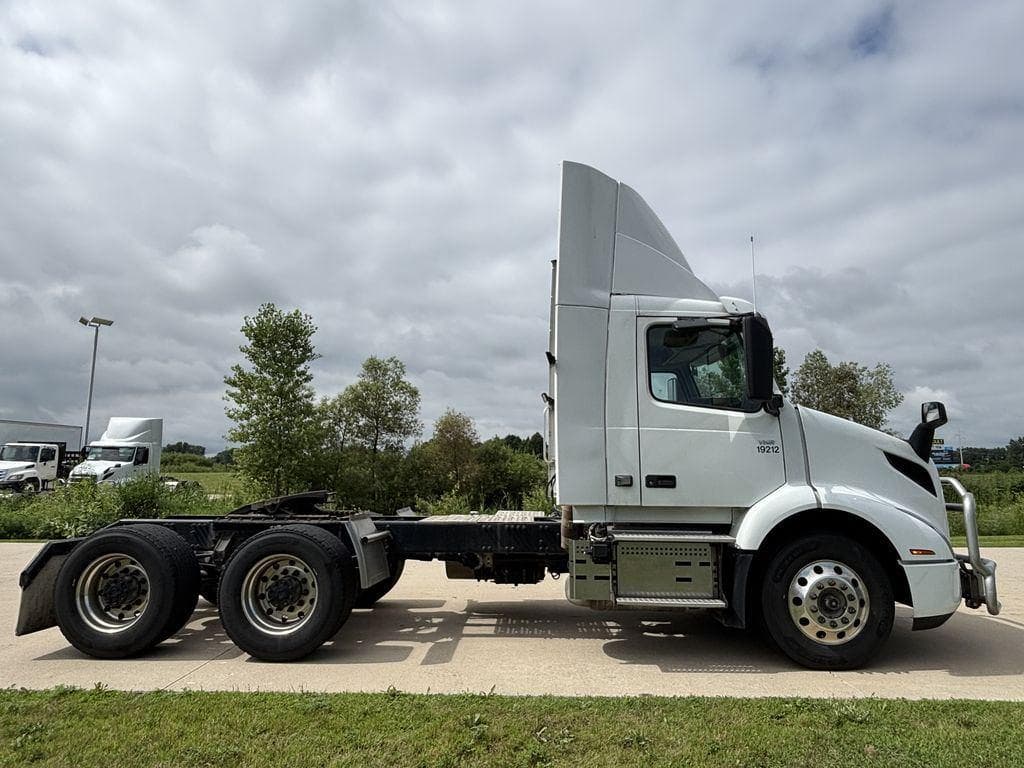 2019 Volvo VNR image 6