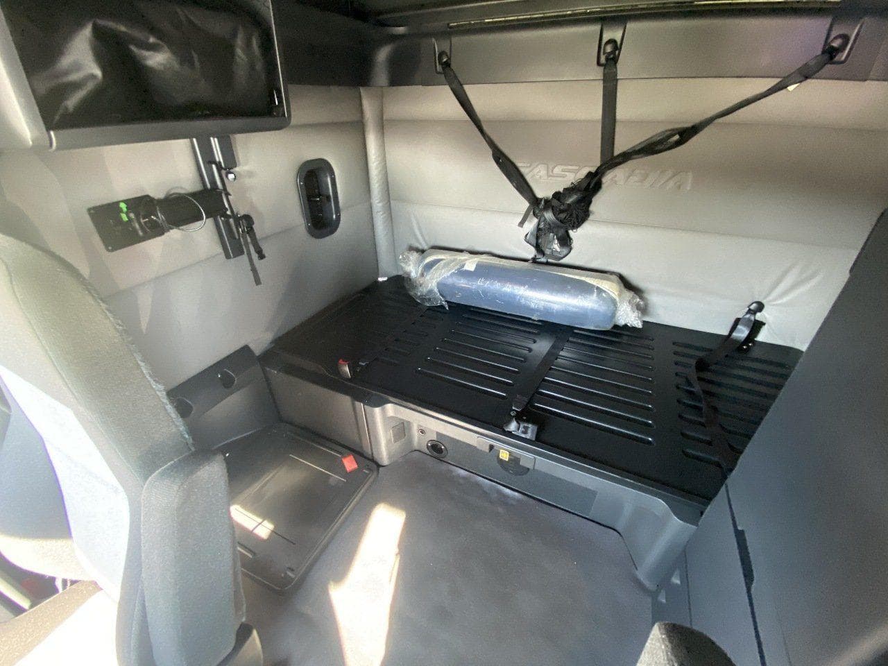 2021 FREIGHTLINER Cascadia CA126 Tandem Axle Sleeper image 13