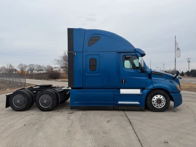 2023 Freightliner Cascadia image 3