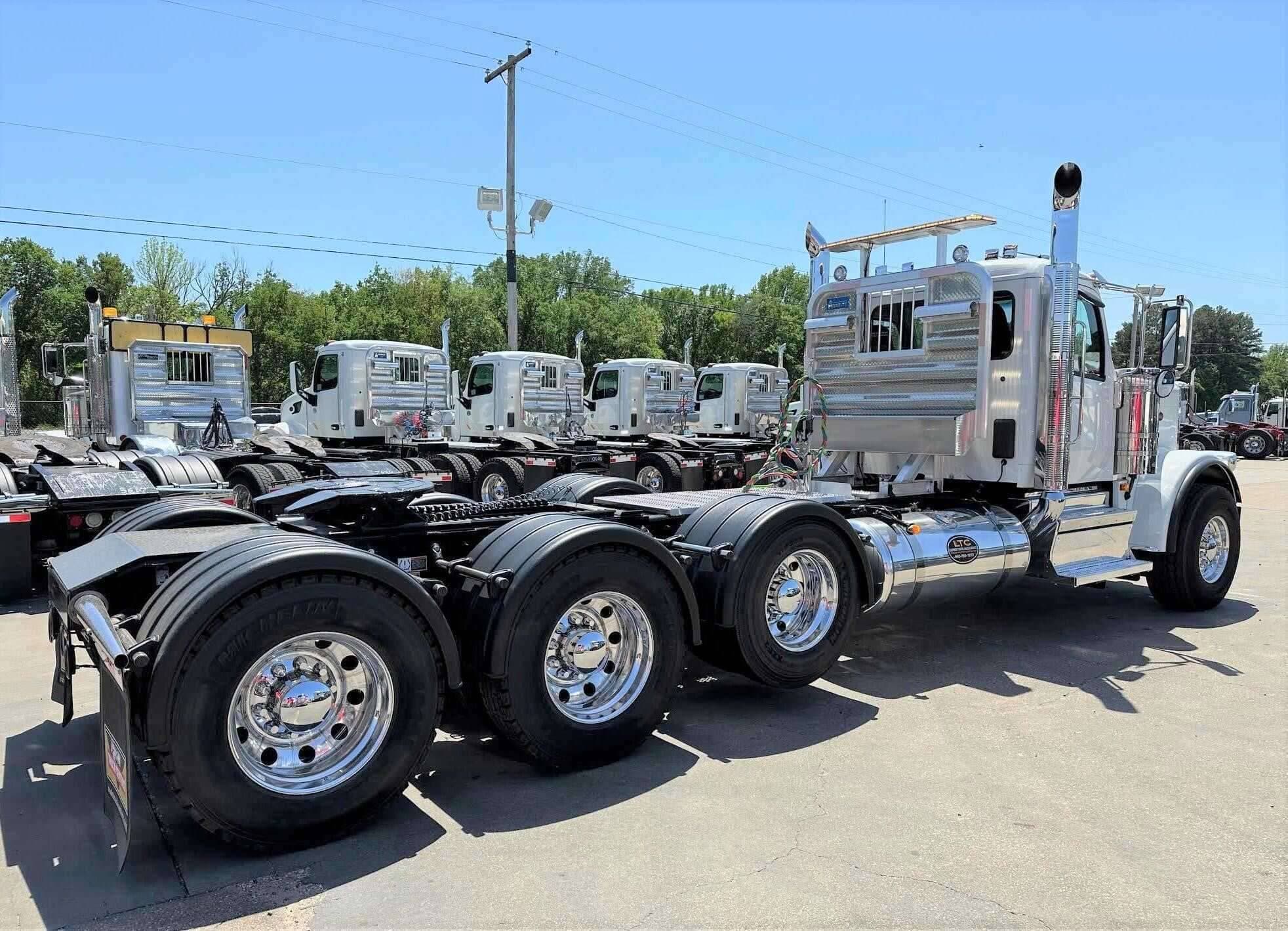 2025 Peterbilt 589 image 4