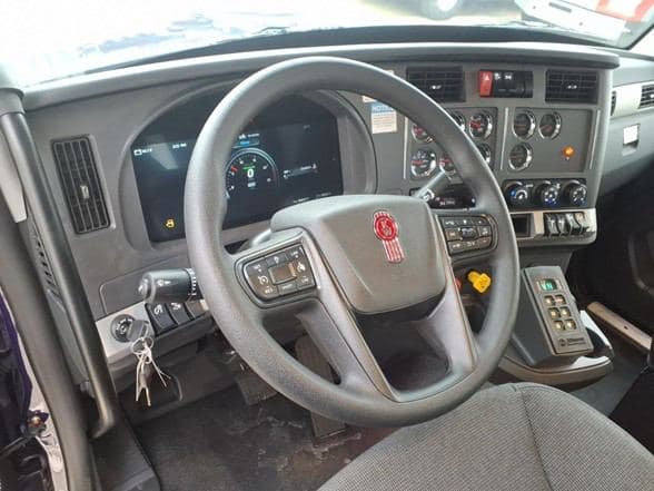 2025 Kenworth T880 image 15