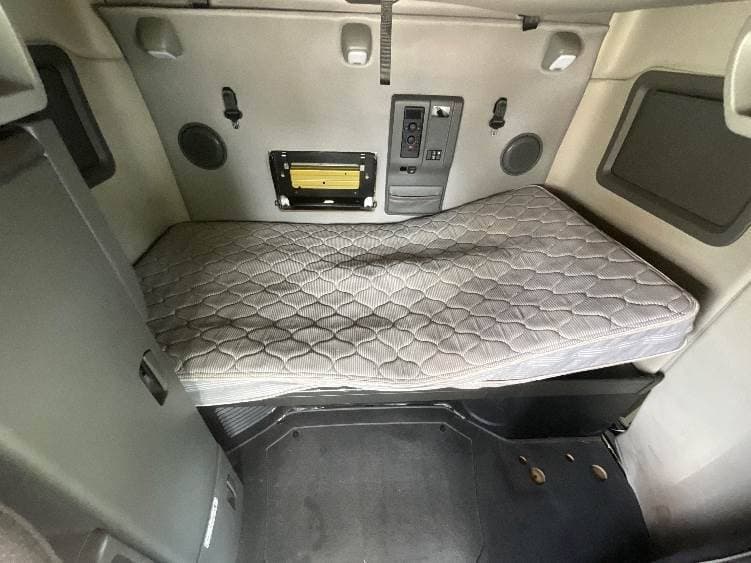 2022 Volvo VNL image 11