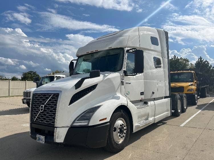 2023 Volvo VNL image 17