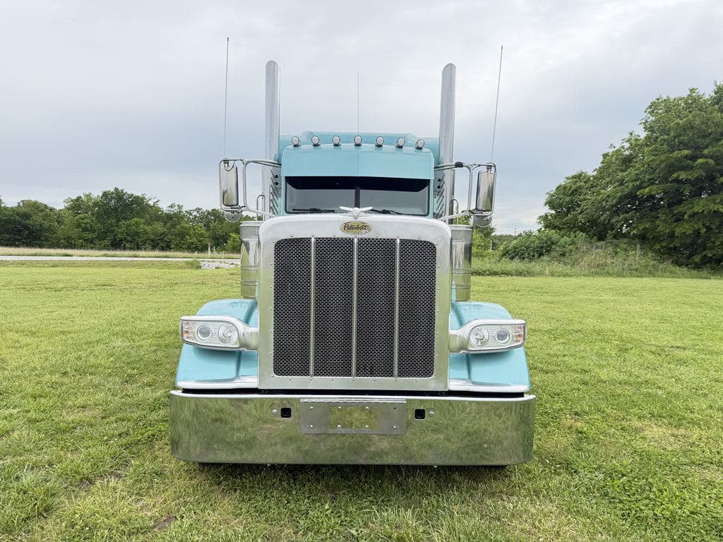 Used 2024 PETERBILT 389 image 19