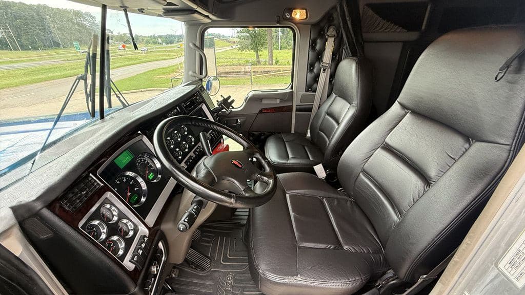Used 2023 KENWORTH W900L image 14