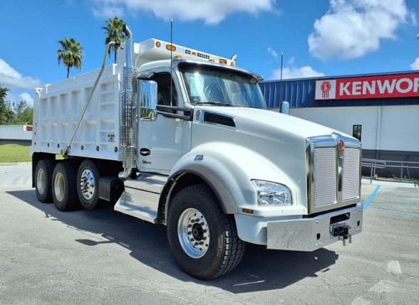 2025 Kenworth T880 image 1