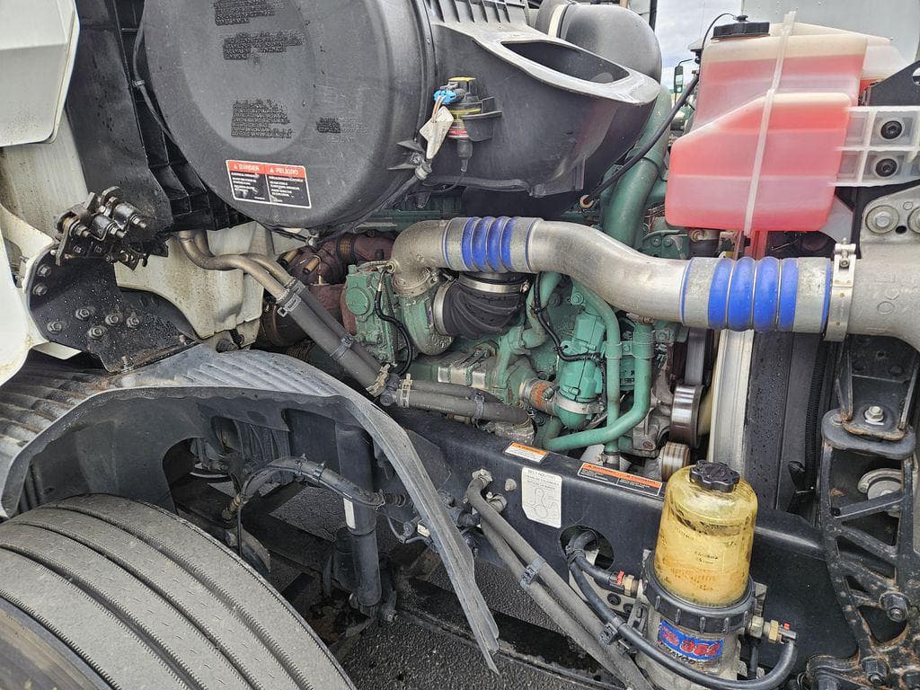 2019 Volvo VNR image 13