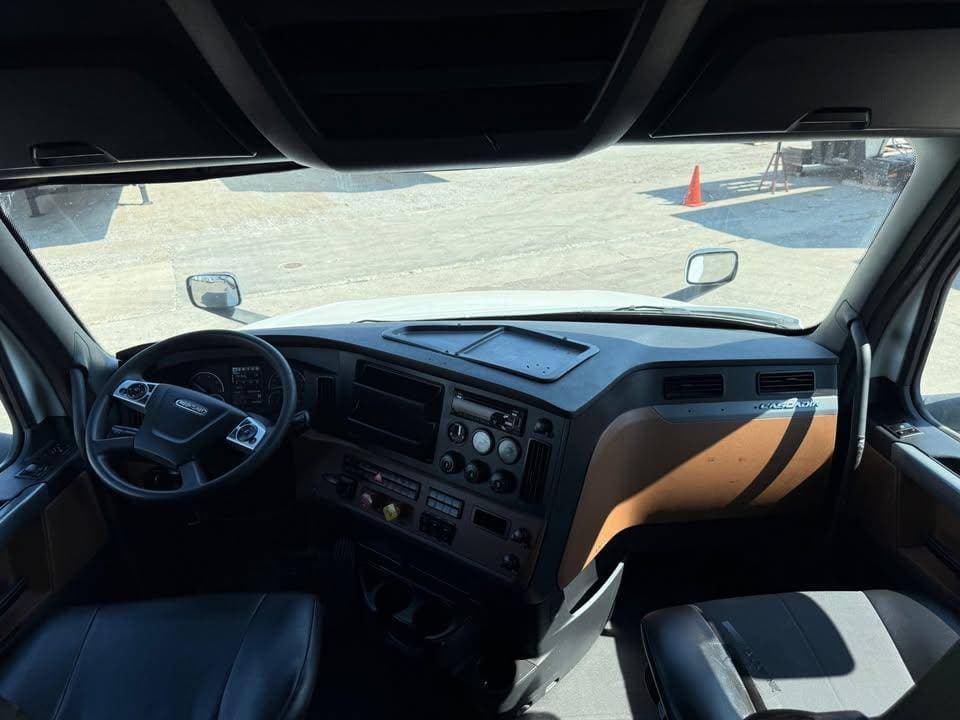 2019 Freightliner Cascadia image 7