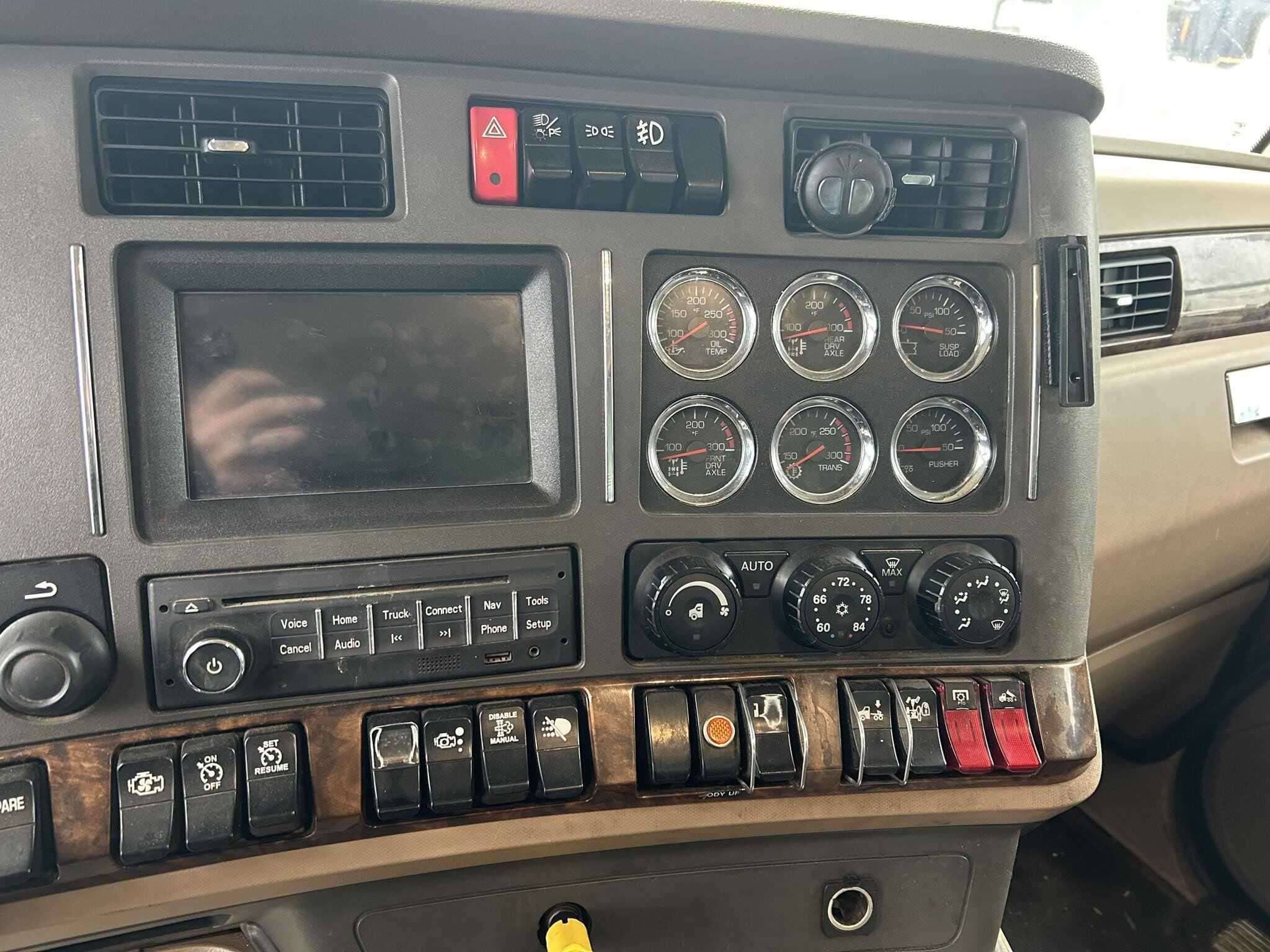 2016 Kenworth T880 image 10