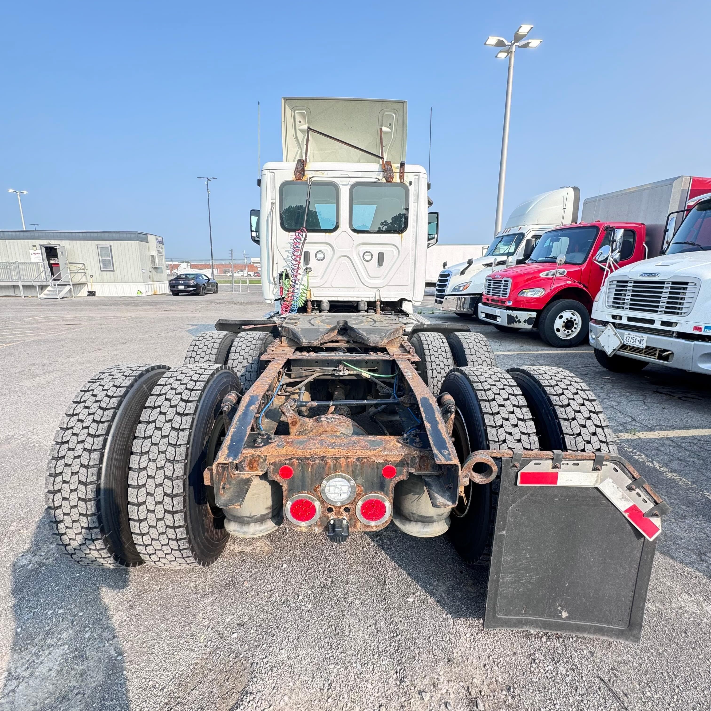 Used 2019 FREIGHTLINER Conventional - Day Cab - CASCADIA 126 For Sale image 6