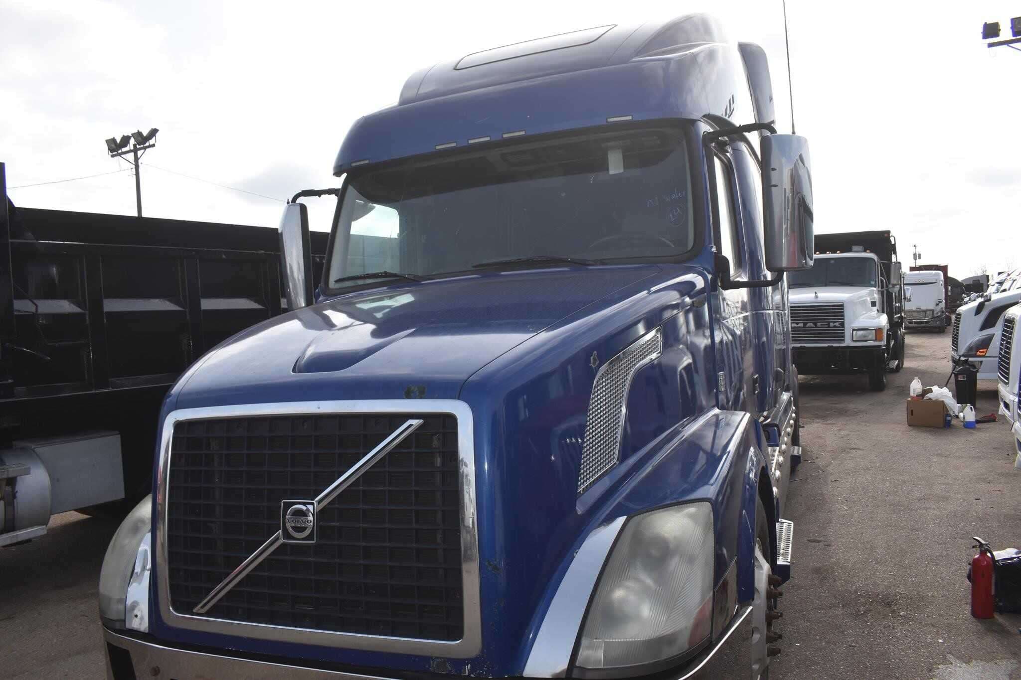 2017 Volvo VNL image 3